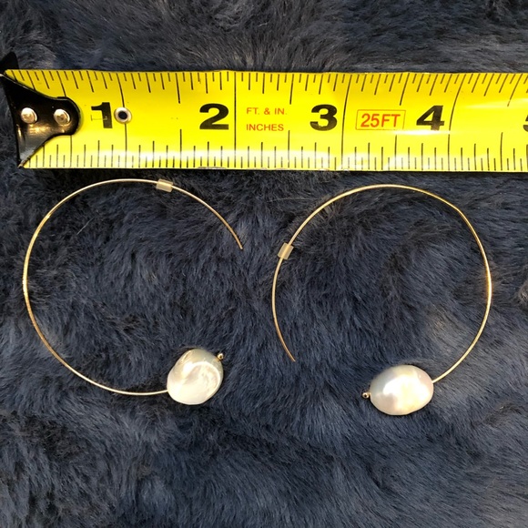 🎁 Gold-tone hoop earrings - Picture 2 of 3